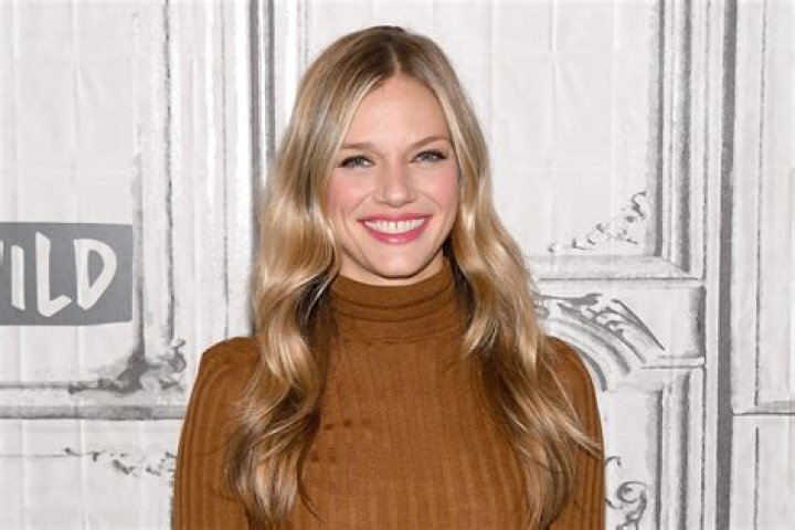 Tracy Spiridakos Bio, Wiki, Age, Height, Parents, Husband, Movies, and Net Worth.